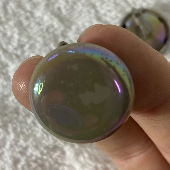 Vintage  Taupe Plastic Circle W Iridescent Coating Clip On Earrings - Picture 3 of 10